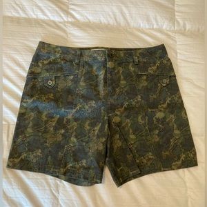 NWT Orvis women’s woodland camo shorts, size 14.
